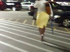 Breda höfter, milf tight gul kjol...