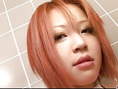 Tight och busty redhead brud fitta smekningar i badrummet