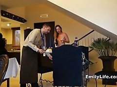 Nakna flickor öppna dörren för rumsservice