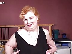 Stor amatör granny med svart favoritleksak